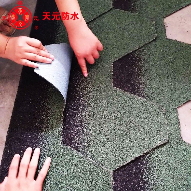 Coloured asphalt tile